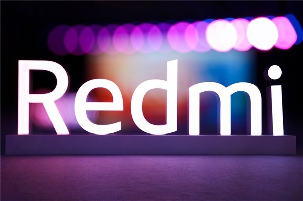网传Redmi K50电竞版将主打游戏性能，采用居中单孔直屏，搭载升降式实体肩键