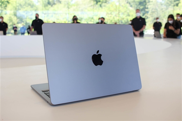 苹果新款MacBook Air来了：15.5英寸大屏幕前所未有